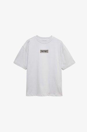 Hvid T-shirt med korte ærmer og rund hals, med et sort-hvidt "FORTNITE"-logo centralt på brystet.