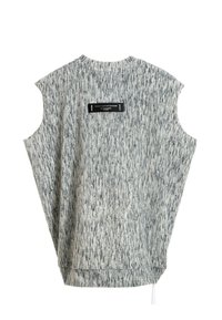 Top atlético sin mangas en una tela texturizada en gris y blanco, con escote redondo y una etiqueta negra en la parte posterior.
