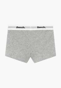 Sive bombažne kratke hlače, ki imajo bel elastični pas z črnim logotipom "Bench.". Gladka textura in obrobljeni robovi.