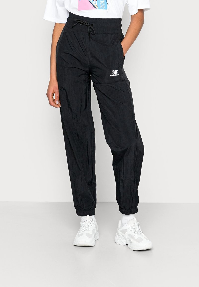 Zwarte lichtgewicht joggers met een gekorrelde afwerking, elastische tailleband, trekkoord en zijzakken. Witte logo-accent op de dij.