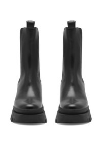 Černé kožené kotníkové boty s hladkým povrchem, elastickými bočními panely a robustními černými gumovými podrážkami. Obsahují poutka pro snadné obouvání.