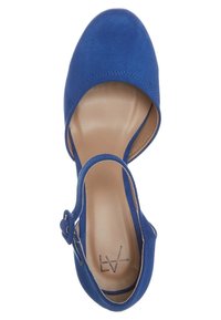 Chaussure fermée en cuir suédé bleu avec une bride de cheville et une boucle. Doublure intérieure beige. Design à bout rond avec texture lisse.