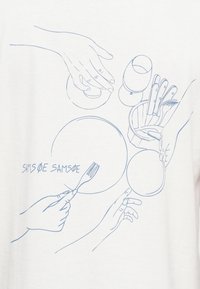 Wit T-shirt met blauwe lijntekeningen van handen, een vork, borden en een glas, met de tekst "SAMSØE SAMSØE" geïntegreerd in het ontwerp.