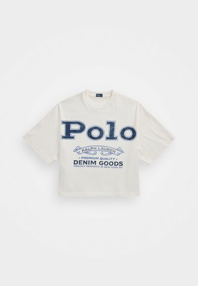 Bílý zkrácený tričko s modrou grafikou s textem "Polo Ralph Lauren" a "Denim Goods", vyrobené z měkké bavlny.