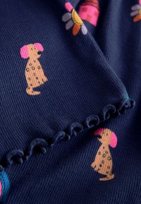 Marineblauwe ribstof met illustraties van een gespikkelde hond met roze oren en bloemen, en delicate gerimpelde randen.