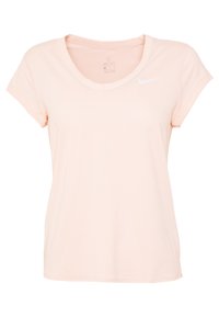 Camiseta Dri-Fit de color rosa claro con cuello en v y mangas cortas. Presenta un logo blanco de Nike en la parte superior izquierda. Tejido texturizado.