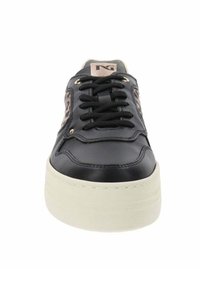 Czarne skórzane sneakersy z grubą kremową podeszwą, z czarnymi sznurówkami, złotym oczkiem i dekoracyjnym wzorem po boku.