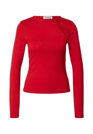 Chemise rouge à manches longues en tissu extensible, avec un col rond et un design asymétrique mettant en valeur un accent en torsion. Texture lisse.
