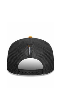 Czarna siatkowa czapka snapback z pomarańczowym akcentem na guziku, tylnym regulowanym paskiem oraz metką z logo McLaren z tyłu.