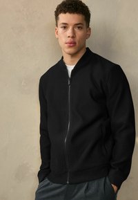 Next EDIT SMART - REGULAR FIT - Bomber stiliaus striukė - black