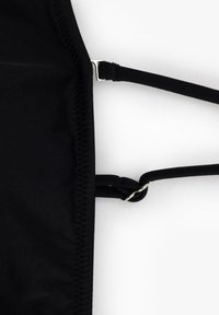 Zwarte zwemtop met een gladde stof, verstelbare straps en zilveren hardware voor een veilige pasvorm. Opvallende gestikte details langs de randen.