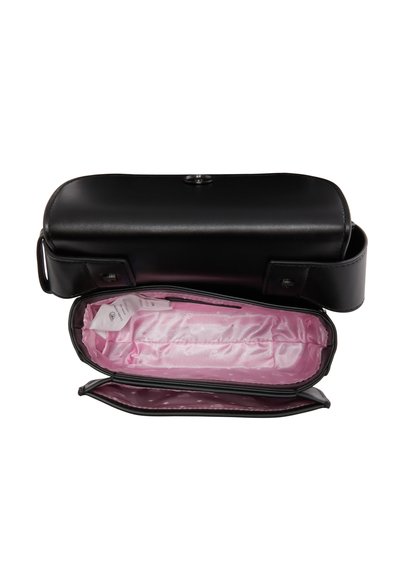 Sac à main en cuir noir à texture lisse, avec un intérieur doublé de satin rose et une fermeture magnétique. Comprend deux poignées latérales.