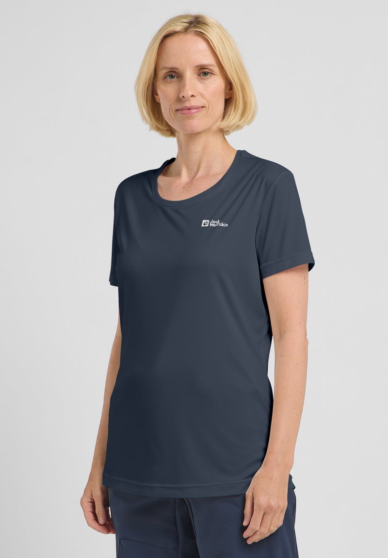Camicetta blu navy a maniche corte realizzata in tessuto liscio. Presenta un collo rotondo e un piccolo logo sul lato sinistro del petto.