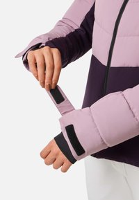  gepolsterte Jacke mit einem Farbblockdesign in Helllila und Dunkellila. Die Bündchen haben verstellbare Klettverschlüsse und schwarze Stoffakzente.