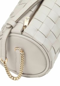 Borsa a tracolla in pelle intrecciata grigia con forma arrotondata, zip in oro e un accento di catena dorata sul lato.