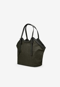 Bolso de mano verde oliva con textura en relieve, doble asa negra y un diseño espacioso. Cuenta con dos cremalleras para mayor funcionalidad.