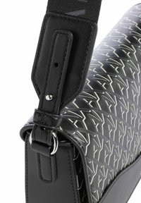 Borsa in pelle nera con tracolla regolabile e motivo geometrico che presenta forme bianche e grigie interconnesse.