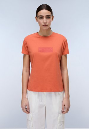Korte mouwen, ronde hals t-shirt van oranje katoen, met een gestructureerde logopatch in roze aan de voorkant in het midden. Soepele textuur, casual pasvorm.