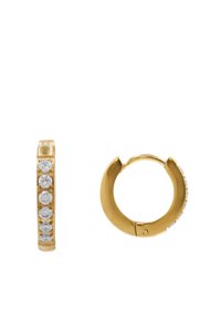 Boucles d'oreilles en or en forme de créole, ornées d'une rangée de pierres circulaires transparentes sur un côté. Forme arrondie avec une fermeture à charnière. Texture métallique lisse.