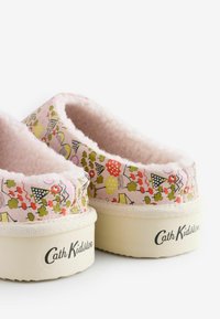 Een paar roze pantoffels met bloemenpatroon van Cath Kidston, met een zachte fleece voering en crèmekleurige rubberen zolen.