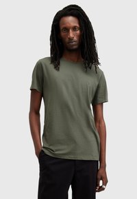 T-shirt in cotone verde oliva con scollo rotondo e maniche corte, caratterizzato da un piccolo logo ricamato sul petto e una vestibilità rilassata.