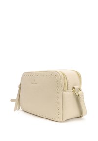Pochette in pelle crema con chiusura a zip, caratterizzata da cuciture lungo i bordi e da una tracolla per un facile trasporto.