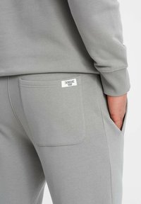 Ombre KANGAROO SET - Chándal - grey