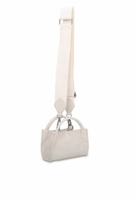 Handtas van lichtbeige leer met twee korte handvatten en een afneembare crèmekleurige schouderband. Voorzien van zilverkleurige hardware en heeft een gestructureerde rechthoekige vorm.