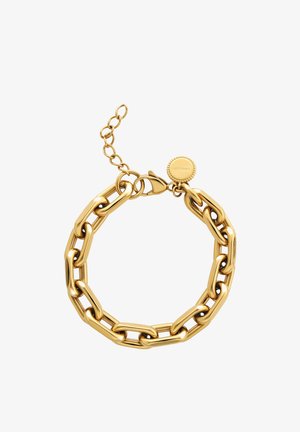 Pulsera de cadena chapada en oro con eslabones alargados, cierre de langosta y cadena ajustable con una etiqueta redonda al final.