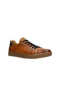Sneaker in pelle marrone con pannelli laterali testurizzati, lacci neri e suola in gomma beige; punta arrotondata e design a profilo basso.