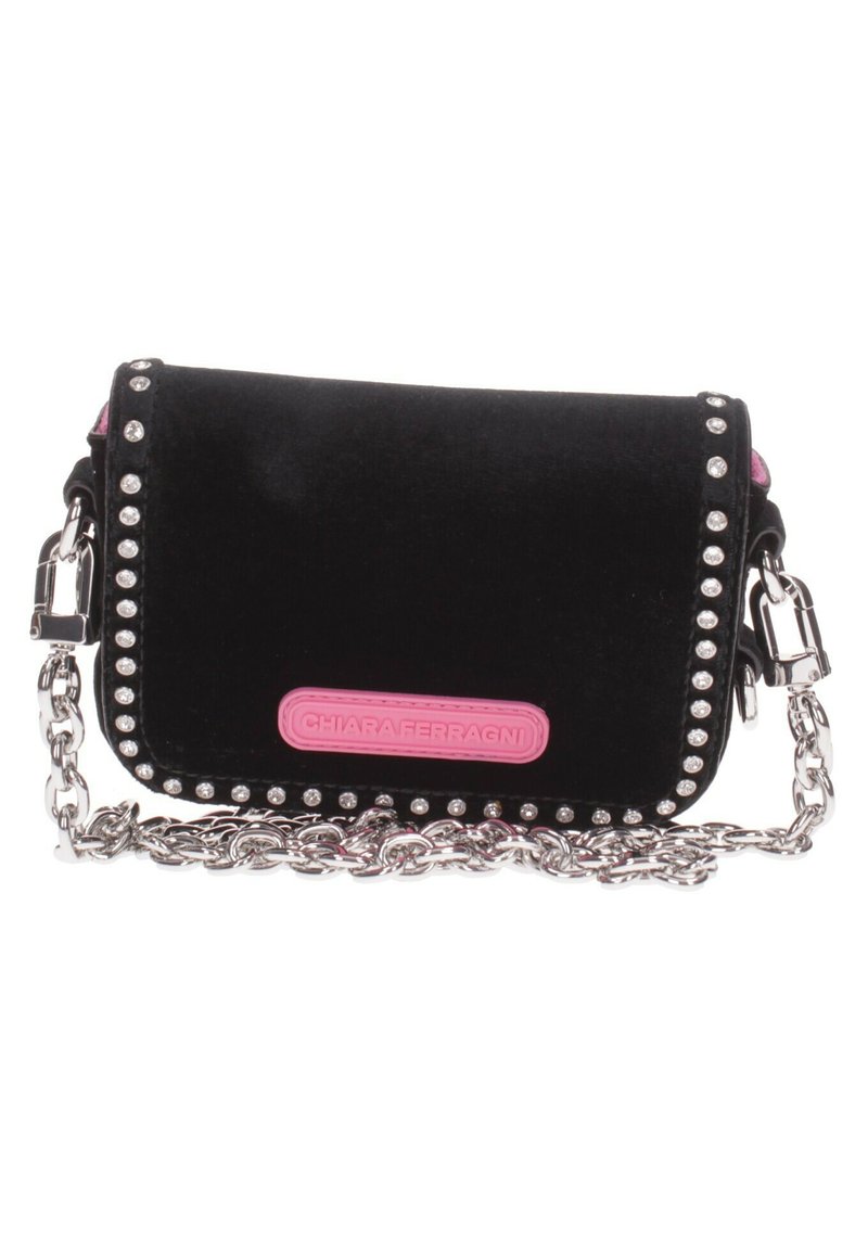 Czarna aksamitna torebka crossbody ze srebrnymi ćwiekami wzdłuż krawędzi, różową metką z logo oraz srebrnym łańcuszkiem jako dodatkowym akcentem.