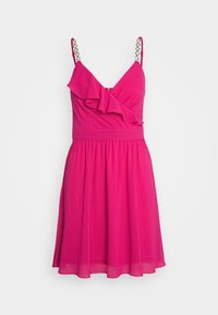 Fuksjowa sukienka z falbaniastym dekoltem, regulowanymi ramiączkami typu spaghetti z metalowymi akcentami, dopasowaną talią i zwiewną spódnicą.