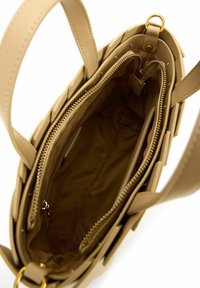 Borsa beige realizzata in materiale sintetico texturizzato. Presenta un design intrecciato, una tasca interna con zip e dettagli in metallo dorato. Interno foderato.