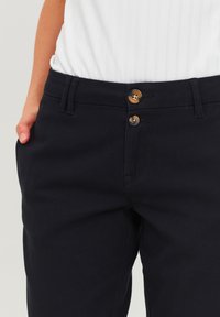 Oxmo OXPILAR CASUAL FIT - Chino kalhoty - black