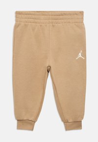 Μπεζ φόρμα από μαλακό ύφασμα, με ριμπ ζώνη μέσης και μανσέτες, με λευκό κεντημένο λογότυπο Jumpman στο αριστερό πόδι.