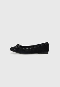 Ballerines en suede noir avec un bout arrondi, un nœud décoratif et une ligne d'embellissements brillants le long de la tige. Talon plat.