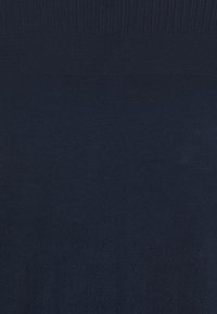 Pull-over en tricot bleu marine avec des textures variées, comprenant des sections côtelées et à motifs. Le tissu est doux et flexible.