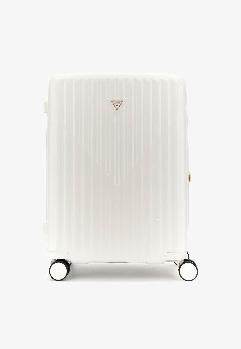 Witte harde koffer met verticale ribbels, een driehoekig logo in goud en zwarte wielen voor mobiliteit. Gladde textuur en rechthoekige vorm.