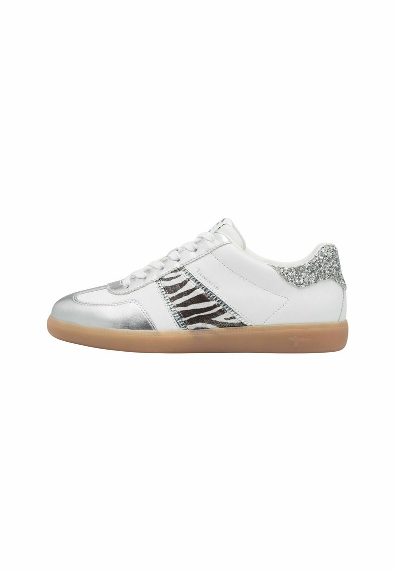 Sneakers bianche con dettagli argentati, motivo zebratato sul lato e tacco luccicante. Suola in gomma con grip testurizzato per una migliore aderenza.