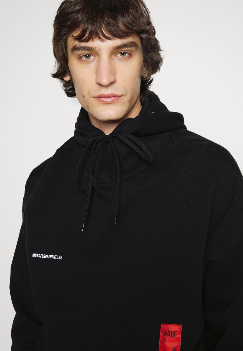 Herren T-shirts & Polos | KIDSOFBROKENFUTURE LOGO HOODIE Sweatshirt black/schwarz - MH80033 Herren T-shirts & Polos | KIDSOFBROKENFUTURE LOGO HOODIE Sweatshirt black/schwarz - MH80033