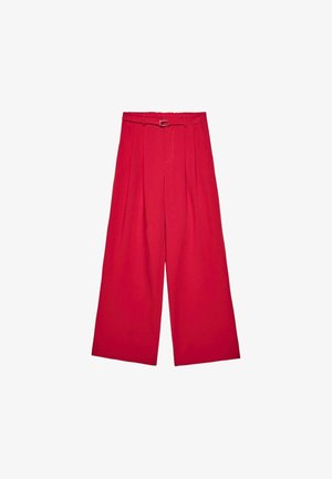 Pantalon rouge à jambes larges avec une taille haute, doté de passants pour ceinture, de plis, et d'une texture de tissu lisse. Aucun accessoire visible ni motif.
