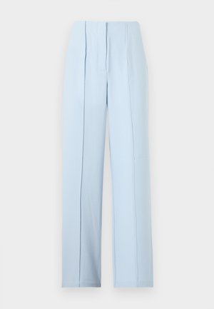 Gaiši zilas plašas platām kājām bikses ar augstu jostasvietu, priekšējām krokām un slēptu rāvējslēdzēja aizdari uz vienkārša fona.