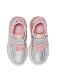 Silver metallic sneakers med rosa detaljer, snörning och en texturerad yta. Har en vadderad krage och logotyp på innersulan.