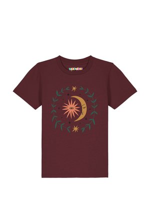 Donkerrood kinder-T-shirt met een ontwerp van een zon en maansikkel gezicht omgeven door een groene bladerenkrans en kleine sterren op de voorkant.