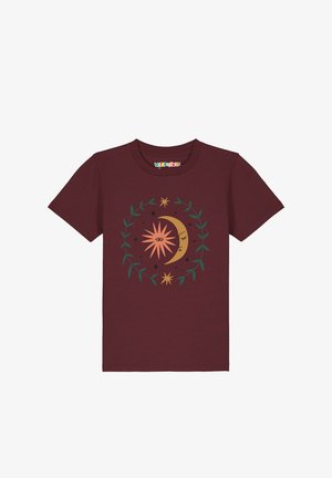 T-shirt enfant rouge foncé avec un design de visage combinant un soleil et un croissant de lune, entouré d'une couronne de feuilles vertes et de petites étoiles sur le devant.