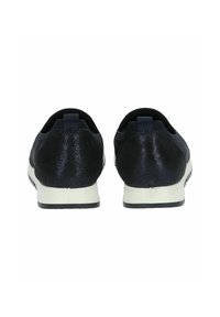 Zwarte sneakers met een gestructureerde afwerking en gladde accenten, met een witte zool en achterste lusjes voor eenvoudig aan- en uittrekken.