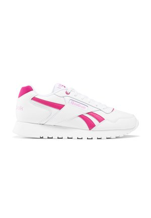 Zapatillas blancas con acentos rosas, que presentan un upper de cuero suave, diseño de cordones, cuello acolchado y suela de goma texturizada.