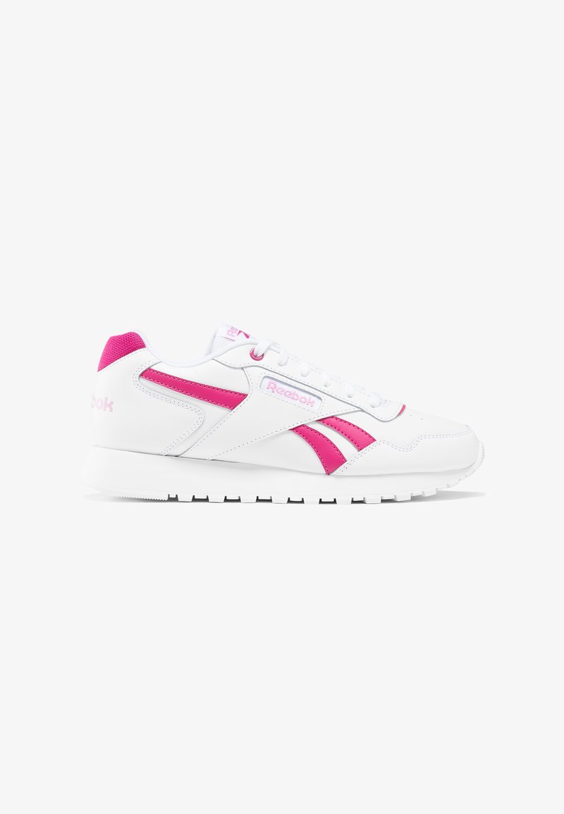 Zapatillas blancas con acentos rosas, que presentan un upper de cuero suave, diseño de cordones, cuello acolchado y suela de goma texturizada.