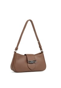 Borsa a tracolla in finta pelle marrone con una forma curva, patta superiore piatta, chiusura in metallo argentato e una singola tracolla regolabile.