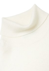 Cremfarbener, gerippter Strickpullover mit umgeschlagenem Kragen, der die Textur und feine Nähte zeigt.